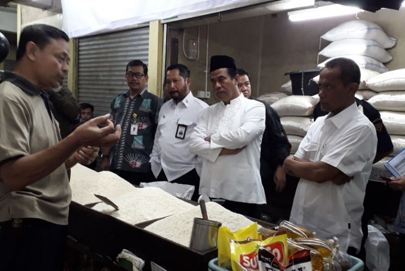 Menteri Pertanian Amran Sulaiman dan Direktur Utama Bulog Budi Waseso melakukan kunjungan ke pasar tradisional di Jakarta.