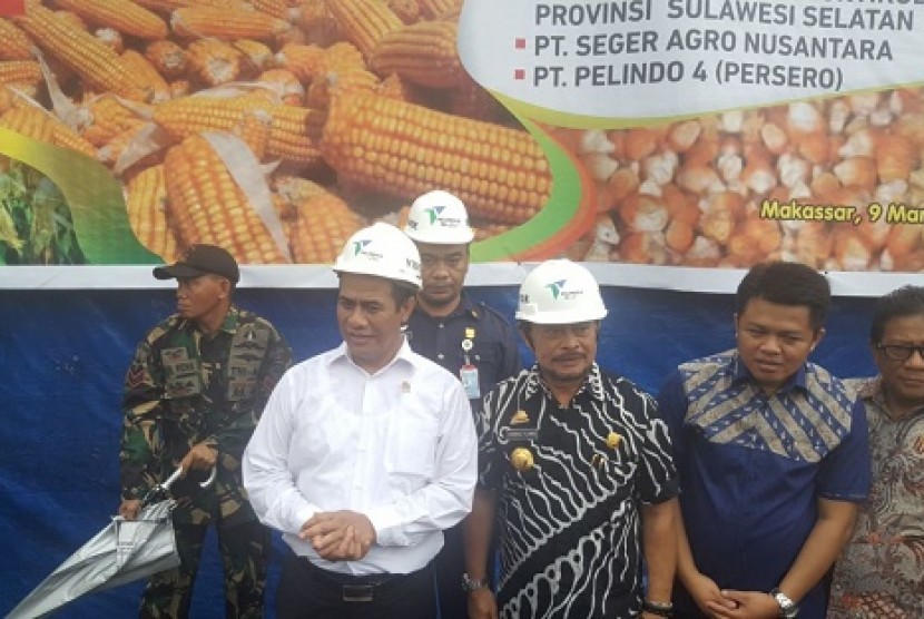 Menteri Pertanian Amran Sulaiman dan Gubernur Sulsel Syahrul Yasin Limpo menghadiri pelepasan ekspor 60 ribu ton jagung ke Filipina, di Pelabuhan Soekarno-Hatta, Makassar, Jumat (9/3).