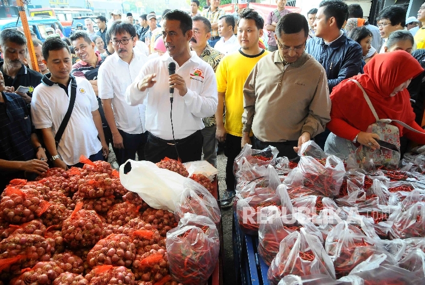  Menteri Pertanian Amran Sulaiman (ketiga kiri) dan Menteri Perindustrian Saleh Husin (kedua kanan) mengunjungi gerai cabai dan bawang merah saat digelar Pasar Murah di kawasan Pasar Minggu, Jakarta Selatan, Minggu (12/6).  (Republika/Agung Supriyanto)