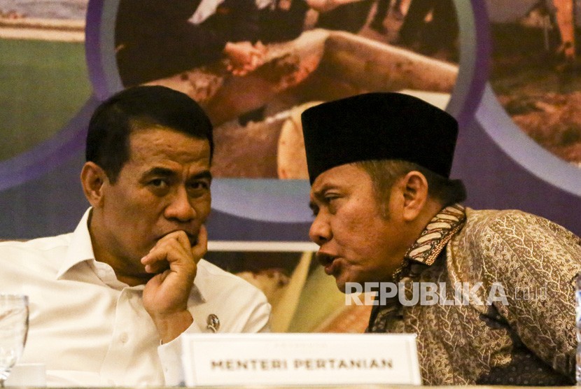 Menteri Pertanian Amran Sulaiman (kiri) berbincang dengan Gubernur Sumatera Selatan Herman Deru (kanan) saat menghadiri Rapat Kordinasi (Rakor) bidang pertanian di Palembang, Sumatera Selatan, Kamis (6/12/2018). 