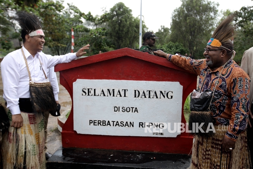 Menteri Pertanian Amran Sulaiman (kiri), bersama Gubernur Papua, Lukas Enembe (kanan) usai melakukan pelepasan ekspor perdana beras ke Papua New Guine di Perbatasan Indonesia-Papua Nugini ,Distrik Sota, Papua, Senin (13/2).