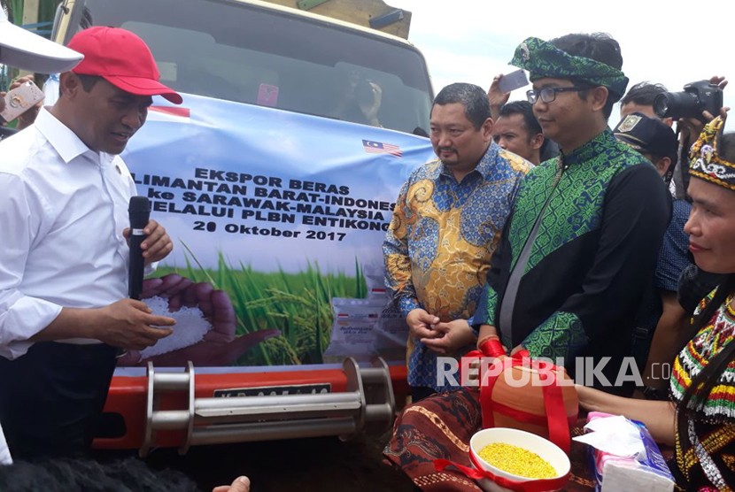 Menteri Pertanian Amran Sulaiman melakukan aunching ekspor beras ke Malaysia dari Kabupaten Sanggau, Kalimantan Barat, Jumat (20/10). 