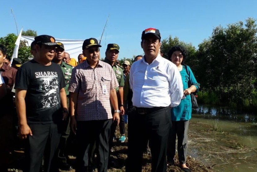 Menteri Pertanian Amran Sulaiman melakukan pencanangan dan peninjauan lahan rawa lebak untuk pertanian di Desa Jejangkit Muara, Kecamatan Jejangkit Kabupaten Barito Kuala, Provinsi Kalimantan Selatan Kamis (5/4).