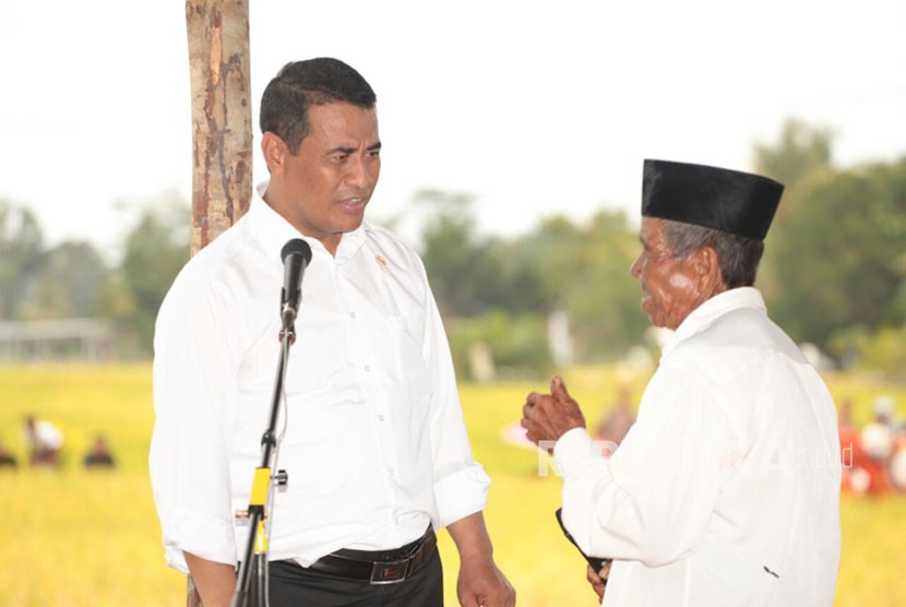 Menteri Pertanian Amran Sulaiman melakulan komunikasi dengan petani di Kab Sanggau, Kalimantan Barat, Jumat (20/10). 