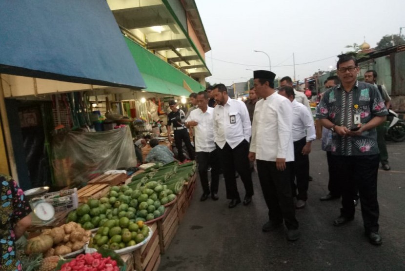 Menteri Pertanian Amran Sulaiman memantau harga dan pasokan bahan pangan di pasar tradisional.
