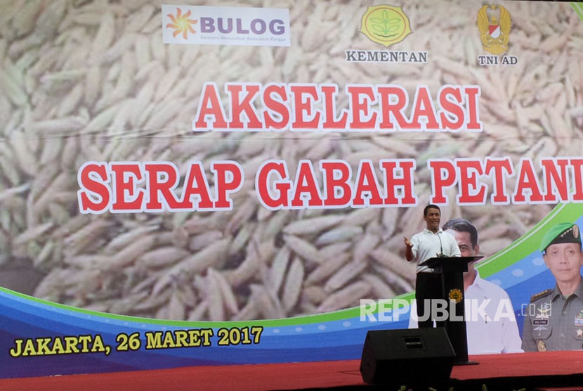 Menteri Pertanian Amran Sulaiman memberikan arahan pada acara Akselesai Serap Gabah Petani di kantor Kementan, Ahad (26/3). 