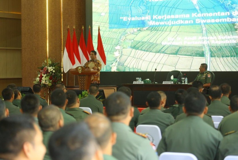 Menteri Pertanian, Amran Sulaiman, memberikan arahan terkait sektor pertanian kepada Danrem dan Dandim se-Indonesia di Pussenif Kodiklat TNI AD, Kota Bandung, Selasa (27/11).