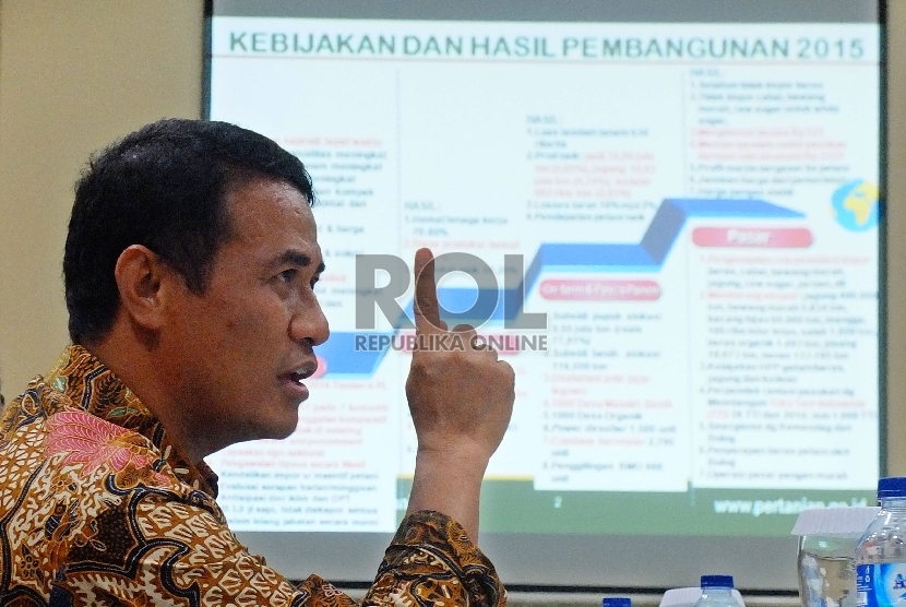  Menteri Pertanian Amran Sulaiman memberikan paparannya saat berkunjung ke Harian Republika di Jakarta, Kamis (17/12).