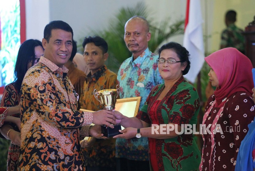 Menteri Pertanian Amran Sulaiman memberikan sambutan pada Hari Pangan Sedunia (HPS) ke-37 di Pontianak, Kalimantan Barat, Kamis (19/10). 