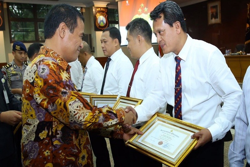 Menteri Pertanian Amran Sulaiman memberikan tanda penghargaan berupa PIN dan Surat Penghargaan  kepada 11 Satgas pangan Polri di gedung Rupatama Markas Besar (Mabes) Polri, Trunojoyo, Jakarta (5/7)