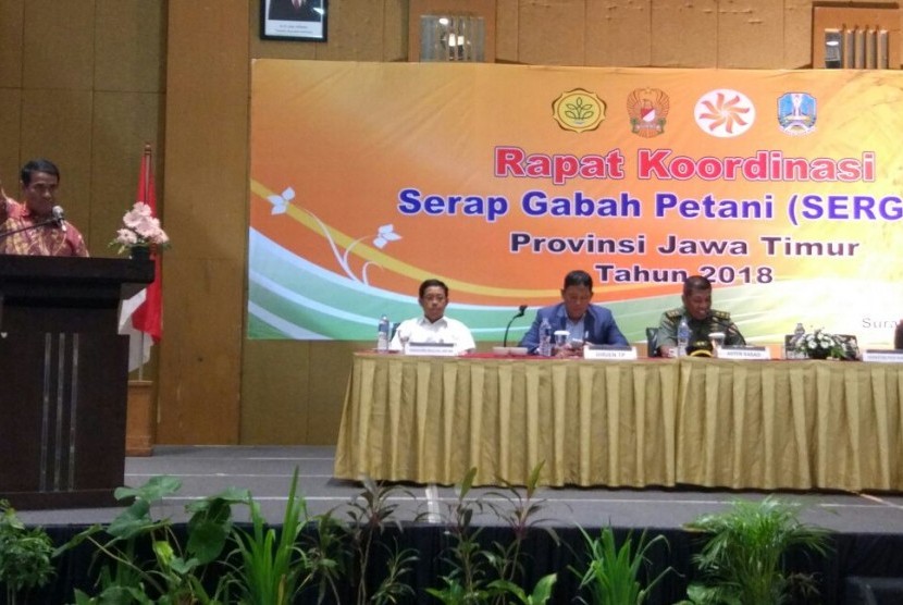 Menteri Pertanian Amran Sulaiman memimpin rapat koordinasi serap gabah untuk Provinsi Jawa Timur, di Hotel Mercure, Surabaya, Kamis (8/2). 