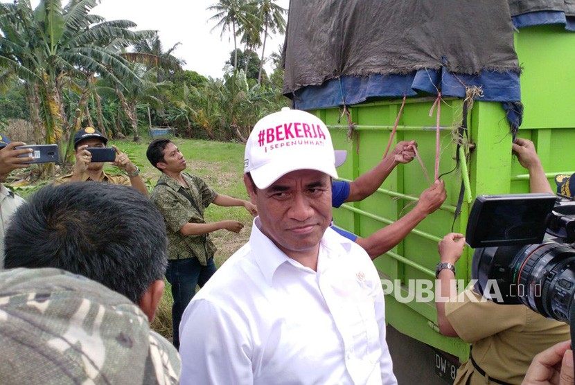 Menteri Pertanian Amran Sulaiman mengecek bantuan pupuk untuk petani di Kabupaten Wajo yang terdampak banjir, Senin (9/7). 