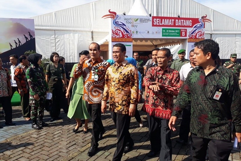 Menteri Pertanian Amran Sulaiman menghadiri peringatan Hari Pangan Seduni XXXVIII di Pontianak, Kalimantan Barat, Kamis (19/10). 