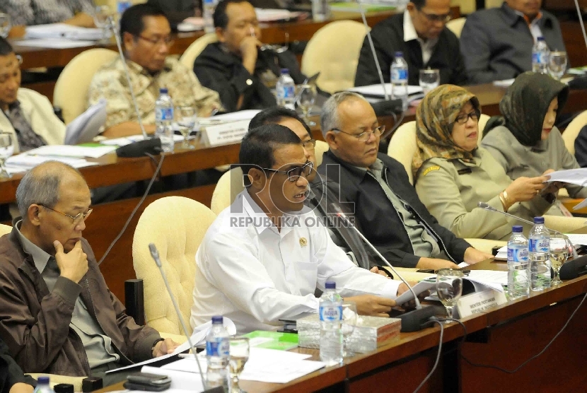 Menteri Pertanian Amran Sulaiman mengikuti rapat kerja dengan Komisi IV DPR RI di Kompleks Parlemen Senayan, Jakarta, Senin (19/1).(Republika/Agung Supriyanto)