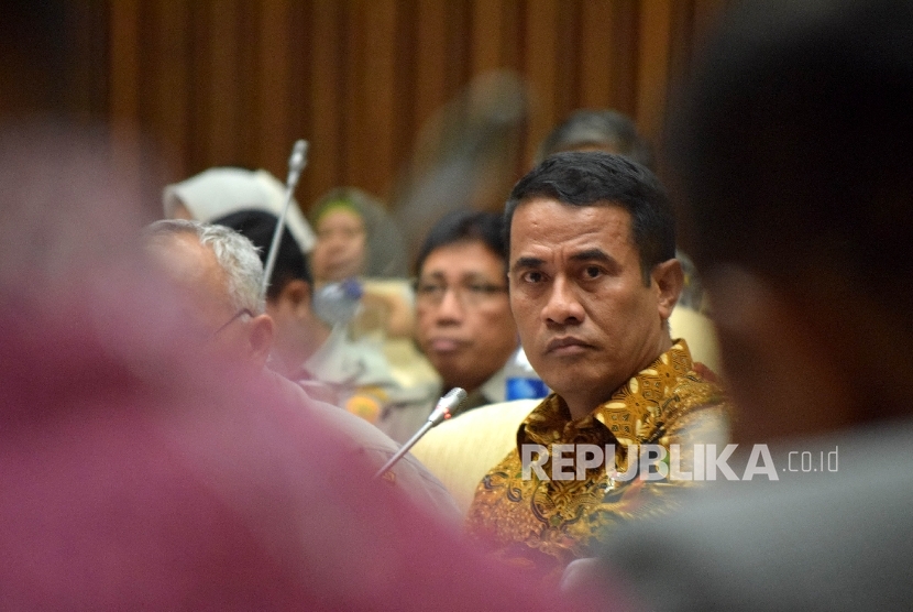 Menteri Pertanian Amran Sulaiman mengikuti Rapat Kerja (Raker) dengan Komisi IV DPR di Kompleks Parlemen, Senayan, Jakarta, Kamis (14/4). (Republika/Rakhmawaty La'lang)