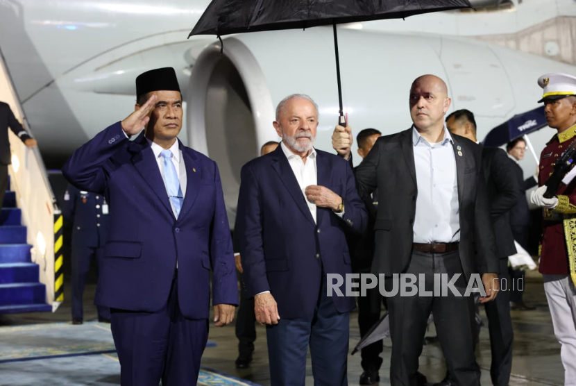 Menteri Pertanian Amran Sulaiman menyambut kedatangan Presiden Brasil Luiz Inacio Lula da Silva di Bandara Halim Perdana Kusuma, Jakarta, Rabu (22/10/2025).