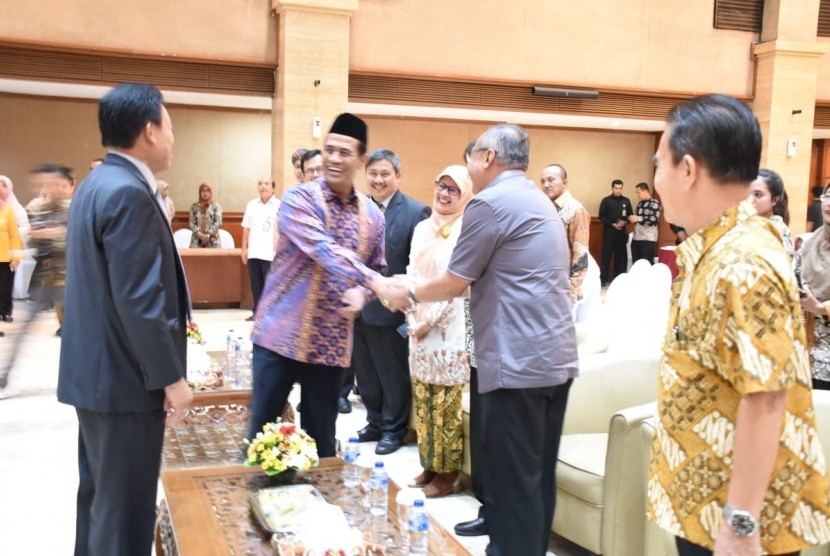 Menteri Pertanian Amran Sulaiman menyambut tamu dalam halal bi halal di lingkungan kerjanya