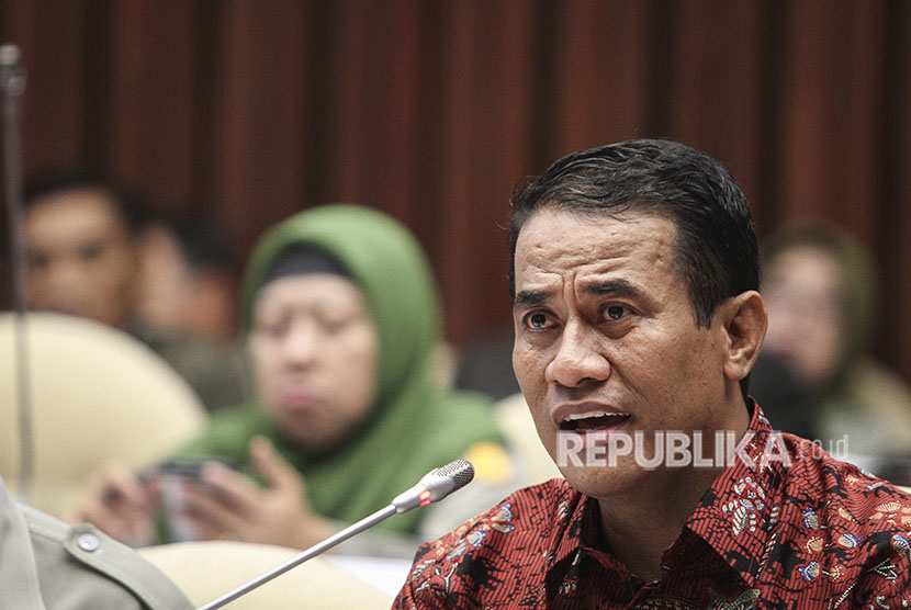 Menteri Pertanian Amran Sulaiman menyampaikan paparan pada rapat kerja dengan Komisi IV DPR di Kompleks Parlemen Senayan, Jakarta, Senin (4/6).