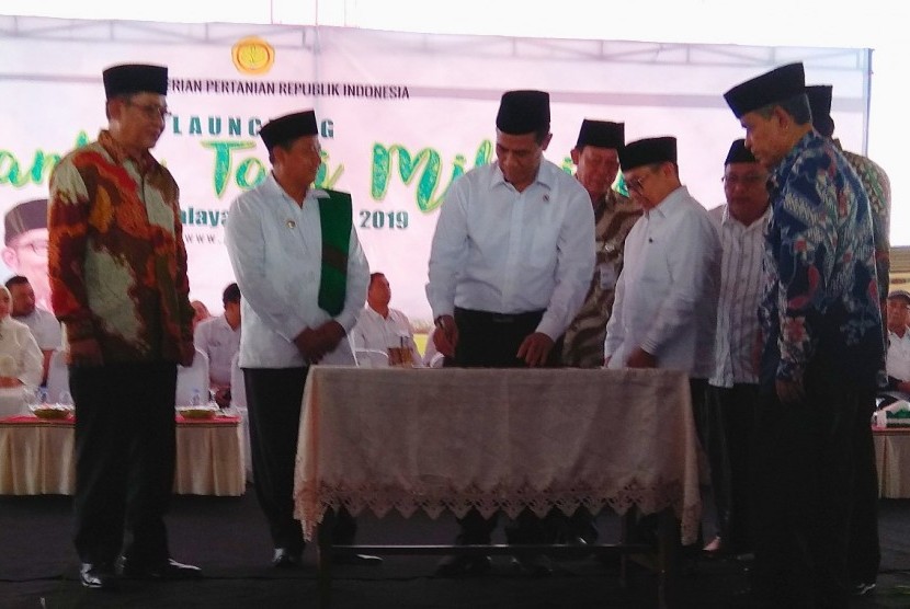 Agriculture Minister Amran Sulaiman launches Santri Tani Milenial (Millenial Santri Farmers) at Pasar Munding square, Kamulyaan Village, Manonjaya, Tasikmalaya, West Java, Friday (Jan 25).