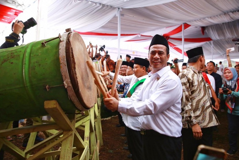 Menteri Pertanian Amran Sulaiman saat Launching Santri Tani Milenial di Lapangan Pasar Munding, Desa Kamulyaan, Kecamatan Manonjaya, Kabupaten Tasikmalaya, Jumat (25/1). 