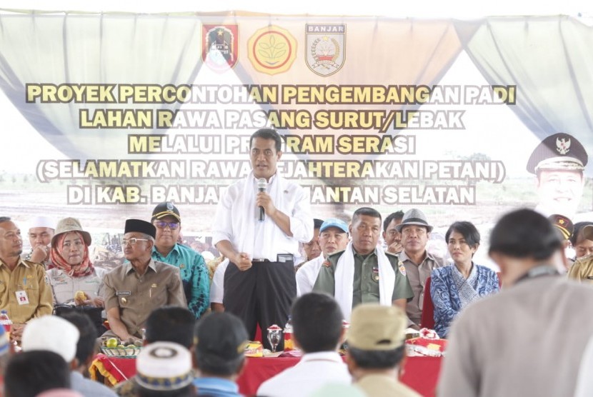 Menteri Pertanian Amran Sulaiman saat melakukan kunjungan kerja ke Desa Tajau Landung, Kecamatan Sungai Tabuk Kabupaten Banjar, Selasa (18/12). 