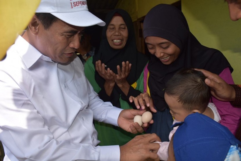 menteri Pertanian Amran Sulaiman saat melakukan kunjungan kerja ke Desa Kiarajangkung Kecamatan Sukahening Kabupaten Tasikmalaya, Jawa Barat.