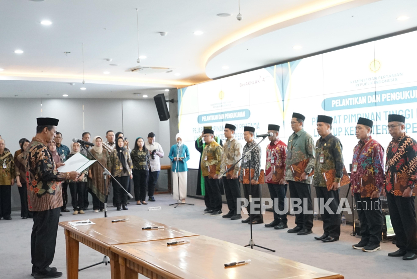 Menteri Pertanian Amran Sulaiman saat melantik sejumlah Pejabat Pimpinan Tinggi Pratama di Kantor Pusat Kementan, Jumat (2/5/2025).