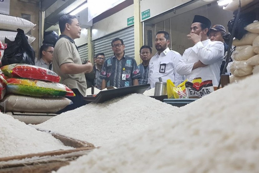 Menteri Pertanian Amran Sulaiman saat memantau pasokan beras di PIBC  bersama Perusahaan Umum Badan Urusan Logistik (Perum Bulog), dan Satuan Tugas (Satgas) Pangan Polri, Ahad (8/11).