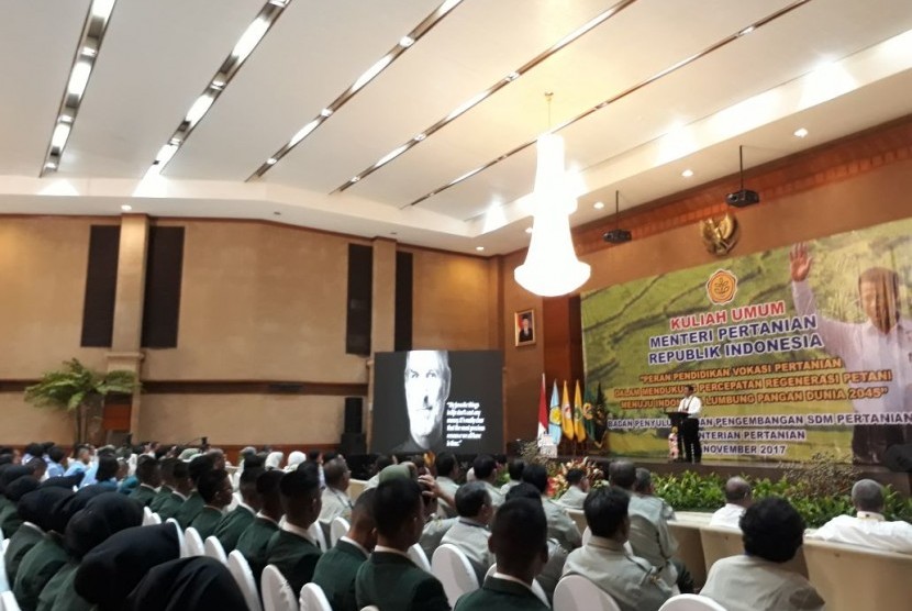Menteri Pertanian Amran Sulaiman saat memberikan kuliah umum kepada mahasiswa baru dan dosen STPP seluruh Indonesia di Kantor Pusat Kementerian Pertanian, Kamis (30/11).  