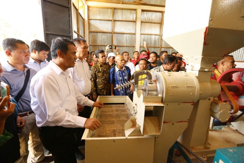 Menteri Pertanian Amran Sulaiman saat meresmikan fasilitas Rice Milling Unit (RMU) Organik di Desa Dampala Jaya, Kecamatan Kalisusu, Kabupaten Buton Utara, Sulawesi Tenggara, Kamis (26/7)