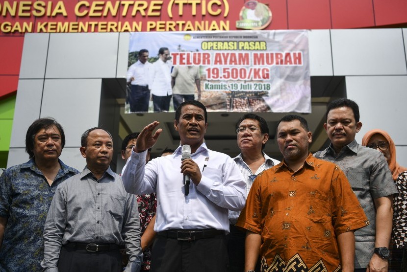 Menteri Pertanian Amran Sulaiman (tengah) bersama para produsen telur ayam memberikan keterangan pers terkait operasi pasar telur ayam ras di Toko Tani Indonesia Centre, Jakarta Selatan, Kamis (19/7). 