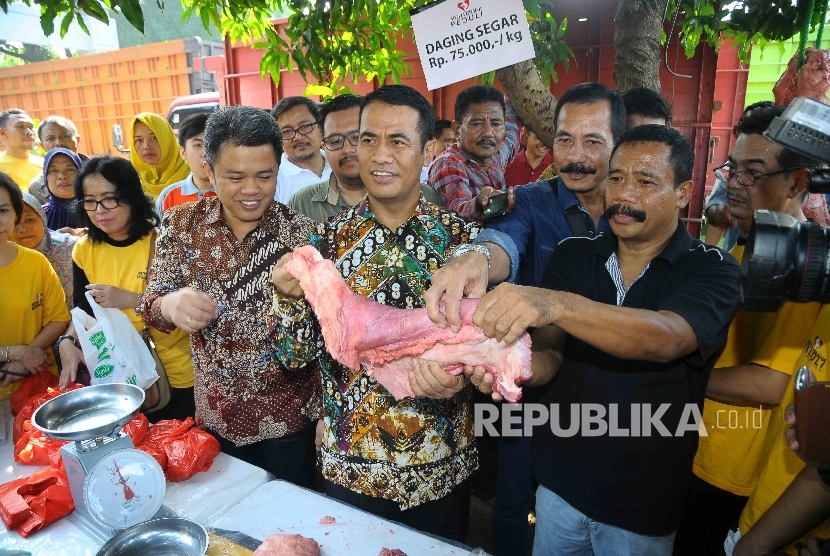 Menteri Pertanian, Amran Sulaiman (tengah) memeriksa daging sapi saat pembukaan Toko Tani Indonesia (TTI) di kawasan Pasar Minggu, Jakarta, Rabu (15/6).  (Republika/ Agung Supriyanto)