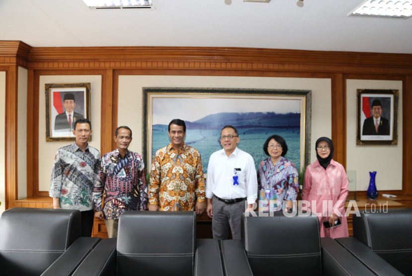 Kepala Lembaga Ilmu Pengetahuan Indonesia (LIPI) Laksana Tri Handoko (kemeja putih) 