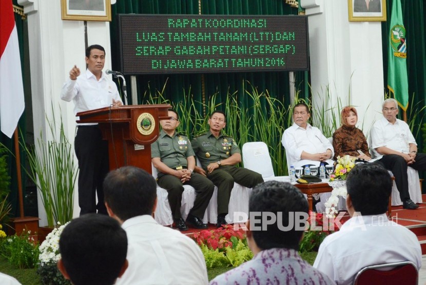 Menteri Pertanian Andi Amran Sulaiman berbicara pada 'Rapat Koordinasi Luas Tambah Tanam (LTT) dan Serap Gabah Petani (Sergap) di Jabar' di Gedung Sate, Kota Bandung, Rabu (20/7). (Republika/Edi Yusuf)