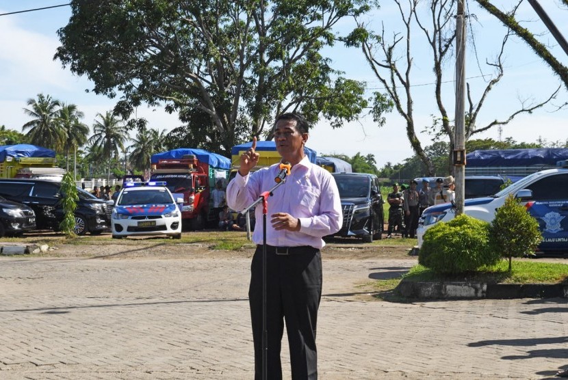 Menteri Pertanian Andi Amran Sulaiman berpidato sebelum meluncurkan bantuan untuk 7 kabupaten kota terdampak banjir di Sulawesi Selatan