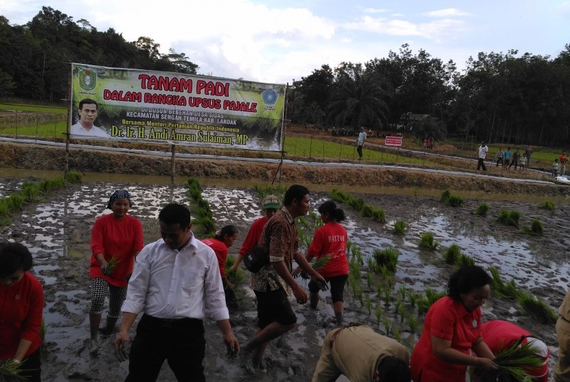 Menteri Pertanian, Andi Amran Sulaiman dalam kunjungan kerja di Kalimantan Barat, Sabtu (22/10).