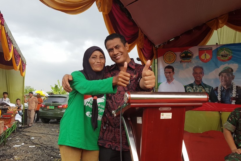Menteri Pertanian Andi Amran Sulaiman dan Jamini, petani Desa Pulo Kecamatan Kedungtuban, Kabupaten Blora, Jawa Tengah.