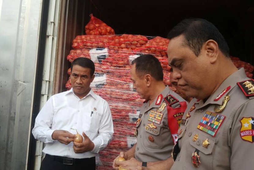 Menteri Pertanian Andi Amran Sulaiman dan Wakapolri Komjen Syafruddin R saat melakukan penggrebekan terhadap penimbun pangan berupa bawang putih, cabai merah kering, dan bawang bombay, di kawasan Merunda-Cilincing, Bekasi, Jawa Barat, Rabu (17/4) subuh.