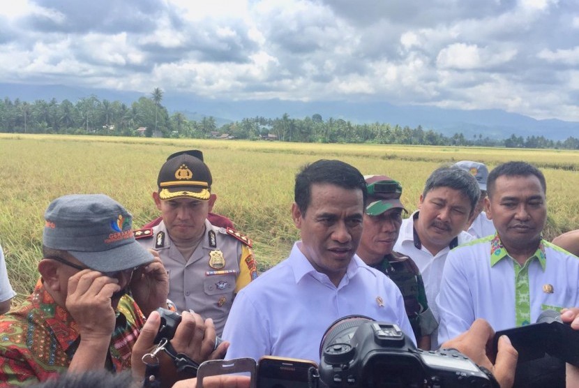  Menteri Pertanian, Andi Amran Sulaiman didampingi Bupati Parigi Moutong, Sulawesi Tengah, Syamsurizal Tombolotutu, menyaksikan panen petani di Desa Palipi, Kecamatan Kesimbar, Kamis (1/11)