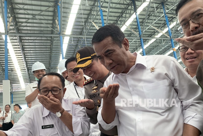 Menteri Pertanian Andi Amran Sulaiman (Dua Kanan) didampingi, Bupati Blitar Rijanto (Kiri), Kapolres Blitar AKBP Budi Hermanto (Dua Kiri), dan Direktur Utama PT. RMI Syukur Irwantara (Kanan), merasakan gula putih hasil produksi saat mengunjungi pabrik gula PT. Rejoso Manis Indo (RMI) di Blitar, Jawa Timur, Rabu (9/10/2019). 