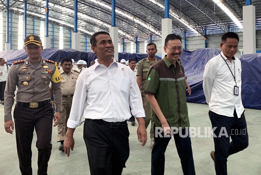 Menteri Pertanian Andi Amran Sulaiman (Dua Kiri) didampingi Kapolres Blitar AKBP Budi Hermanto (Kiri) dan Direktur Utama PT.RMI Syukur Irwantara (Dua Kanan) meninjau gudang penyimpanan hasil produksi gula putih siap edar saat mengunjungi pabrik gula PT. Rejoso Manis Indo (RMI) di Blitar, Jawa Timur, Rabu (9/10/2019). 