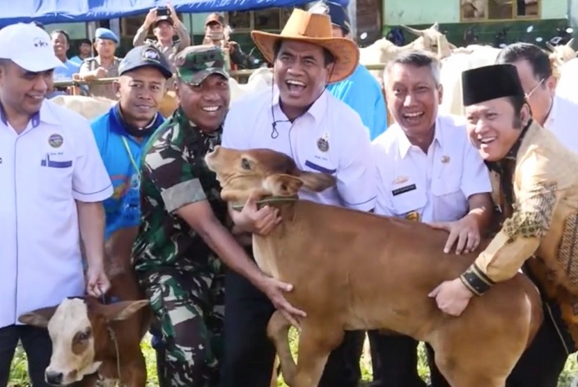 Menteri Pertanian Andi Amran Sulaiman (ke-4 kiri).