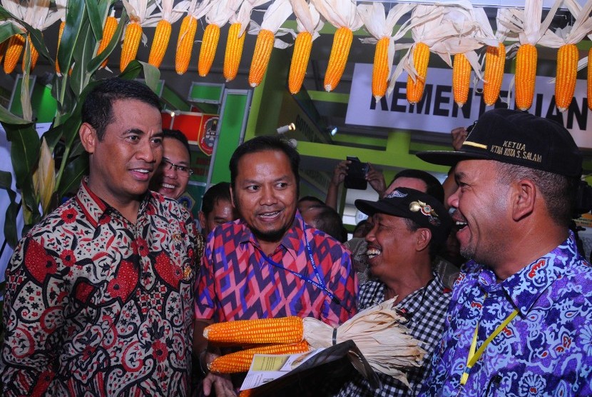 Menteri Pertanian Andi Amran Sulaiman (kiri) melihat hasil pertanian jagung saat mengunjungi KTNA Expo 2015 di Asrama Haji, Donohudan, Boyolali, Jawa Tengah, Jumat (6/11). 