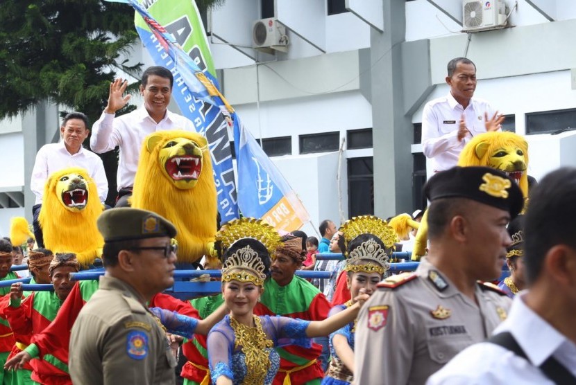 Menteri Pertanian Andi Amran Sulaiman (kiri) saat berkunjung ke Subang, Jawa Barat, Rabu (27/3).