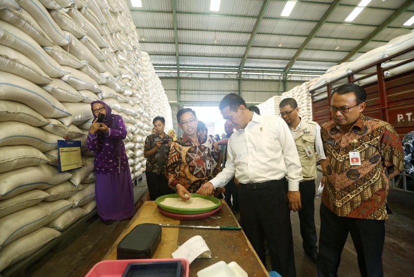 Menteri Pertanian Andi Amran Sulaiman memantau stok beras Bulog