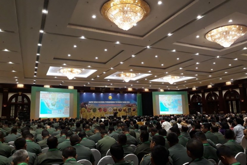 Menteri Pertanian Andi Amran Sulaiman memberi paparan kinerja Kementerian Pertanian dalam Rapat Koordinasi Nasional di Hotel Bidakara, Senin (15/1).