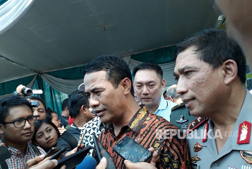 Menteri Pertanian Andi Amran Sulaiman memberikan keterangan kepada wartawan terkait kegiatan operasi pasar bawang putih di Pasar Induk Osowinangun, Surabaya, Jumat (19/5).