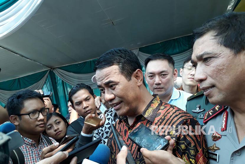 Menteri Pertanian Andi Amran Sulaiman memberikan keterangan kepada wartawan terkait kegiatan operasi pasar bawang putih di Pasar Induk Osowinangun, Surabaya, Jumat (19/5).