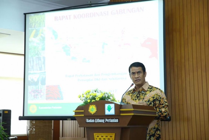Menteri Pertanian Andi Amran Sulaiman memberikan sambutan pada acara Rakor Gabungan Pengembangan Lumbung Pangan Berorientasi Ekspor di Wilayah Perbatasan di kantor Badan Penelitian dan Pengembangan Pertanian, Kementerian Pertanian, Jakarta, Selasa (9/5).