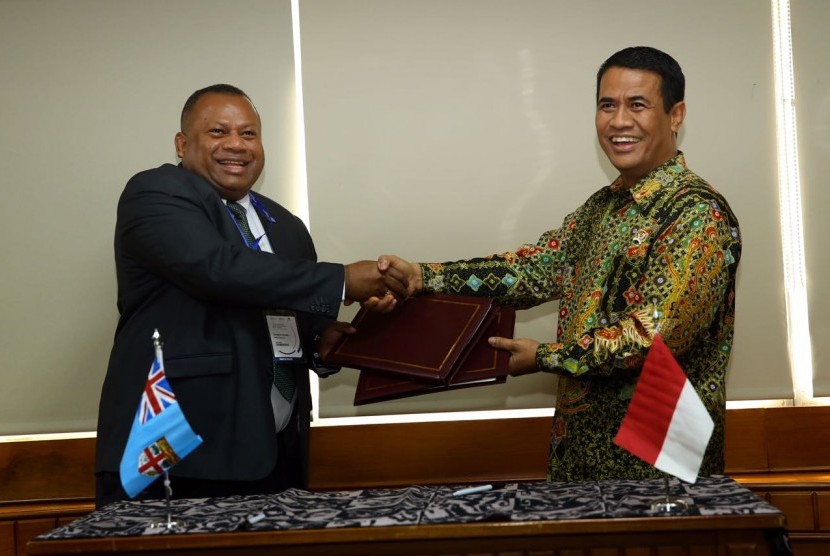 Menteri Pertanian Andi Amran Sulaiman menandatangani perjanjian ekspor beras ke Fiji, Vunuatu dan Samoa.